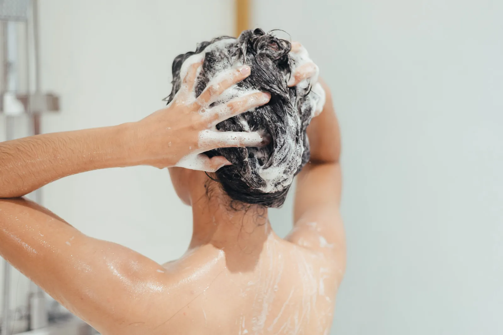 Koffie aan je shampoo toevoegen? Ontdek deze verrassende haarhack